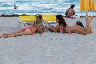 Claudia Romani feet photo thumbnail