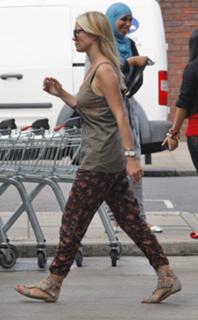 Denise Van Outen feet photo thumbnail