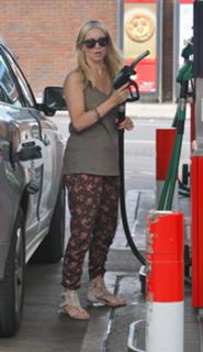 Denise Van Outen feet photo thumbnail