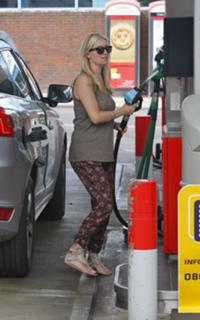 Denise Van Outen feet photo thumbnail