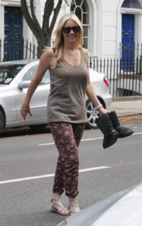 Denise Van Outen feet photo thumbnail