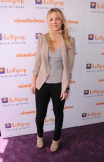 Kaley Cuoco feet photo thumbnail
