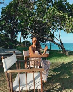 Isis Valverde feet photo thumbnail