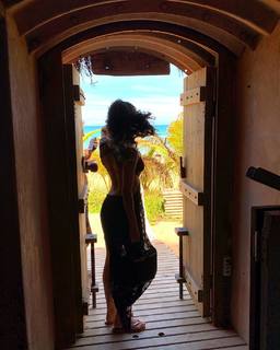 Isis Valverde feet photo thumbnail
