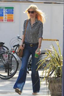 Claudia Schiffer feet photo thumbnail