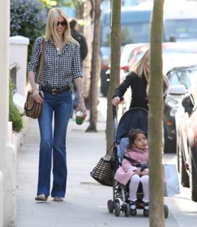 Claudia Schiffer feet photo thumbnail