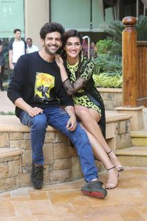 Kriti Sanon feet photo thumbnail