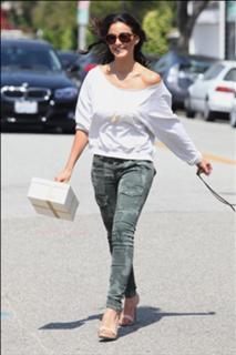 Emmanuelle Chriqui feet photo thumbnail