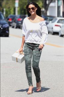 Emmanuelle Chriqui feet photo thumbnail