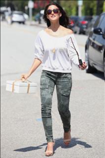 Emmanuelle Chriqui feet photo thumbnail