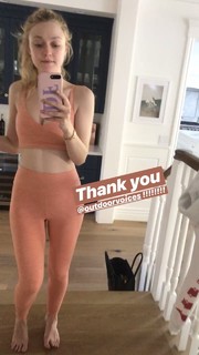 Dakota Fanning feet photo thumbnail