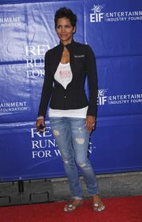 Halle Berry feet photo thumbnail