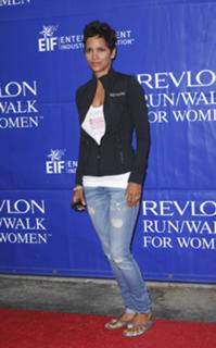 Halle Berry feet photo thumbnail