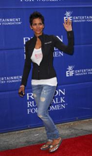 Halle Berry feet photo thumbnail