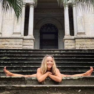 Kino MacGregor feet photo thumbnail