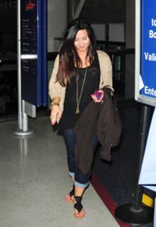 Demi Lovato feet photo thumbnail