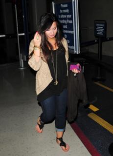 Demi Lovato feet photo thumbnail