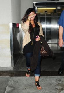 Demi Lovato feet photo thumbnail