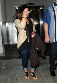 Demi Lovato feet photo thumbnail