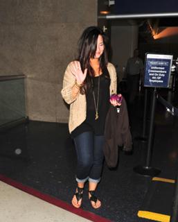 Demi Lovato feet photo thumbnail
