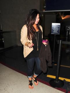 Demi Lovato feet photo thumbnail