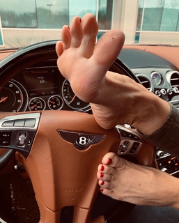 Kyle Unfug feet photo thumbnail