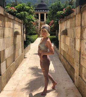 Julianne Hough feet photo thumbnail