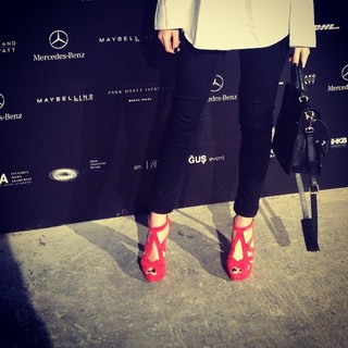 Duygu Özaslan feet photo thumbnail