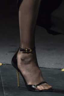 Gigi Hadid feet photo thumbnail