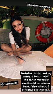 Victoria Justice feet photo thumbnail