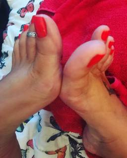 Karin Klemp feet photo thumbnail
