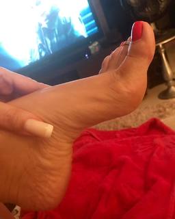 Karin Klemp feet photo thumbnail