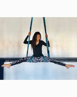Halle Bailey feet photo thumbnail