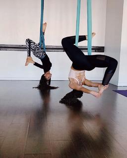Chloe Bailey feet photo thumbnail