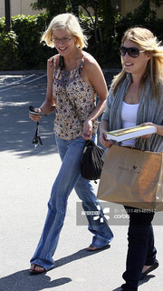 Tori Spelling feet photo thumbnail