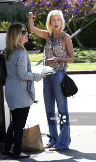 Tori Spelling feet photo thumbnail
