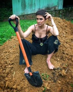 Deborah Secco feet photo thumbnail