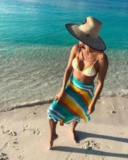 Deborah Secco feet photo thumbnail