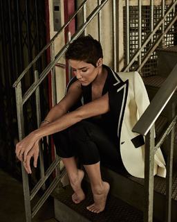Deborah Secco feet photo thumbnail