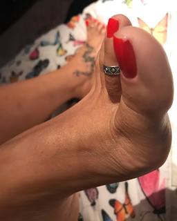 Karin Klemp feet photo thumbnail