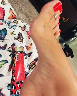 Karin Klemp feet photo thumbnail