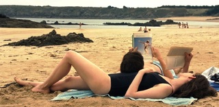 Anne Hathaway feet photo thumbnail