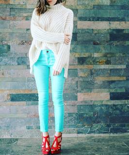 Duygu Özaslan feet photo thumbnail