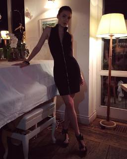 Duygu Özaslan feet photo thumbnail