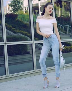 Duygu Özaslan feet photo thumbnail