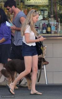 Amanda Seyfried feet photo thumbnail