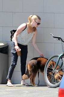 Amanda Seyfried feet photo thumbnail