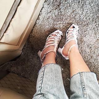 Duygu Özaslan feet photo thumbnail