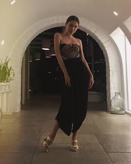Duygu Özaslan feet photo thumbnail