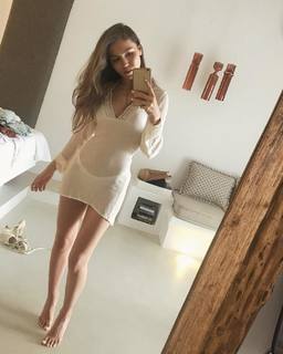 Duygu Özaslan feet photo thumbnail